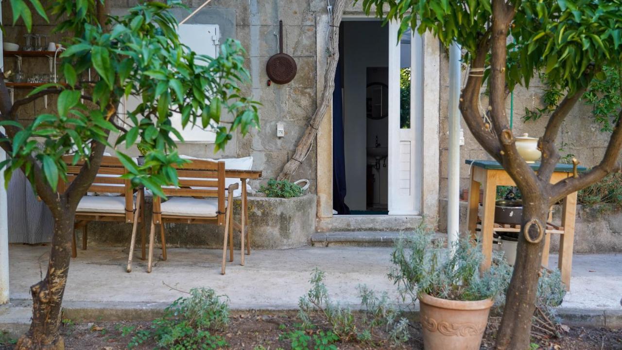 Charming Two-Bed Apartment Orange Garden Sutivan Exterior photo